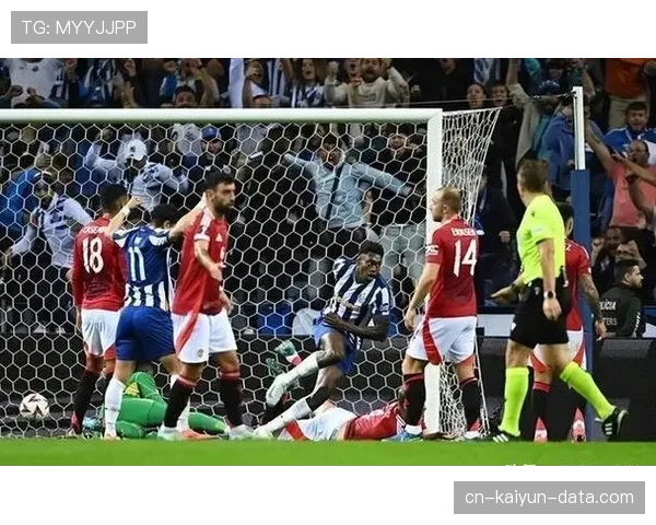 曼联防线失误频繁引发争议，稳定性承压影响球队赛季表现