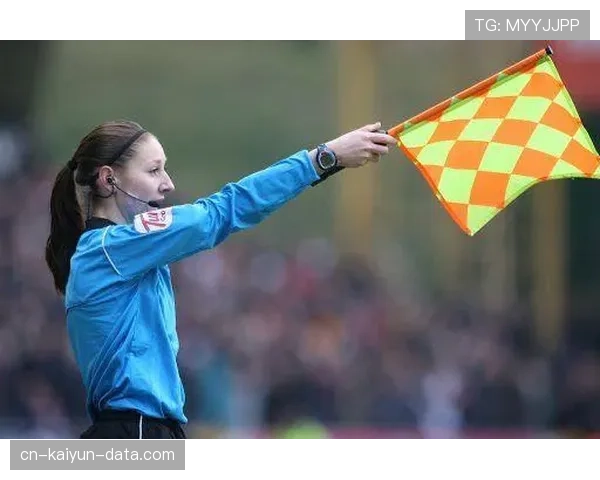 裁判职责：比赛中如何界定主裁与边裁的判罚权限